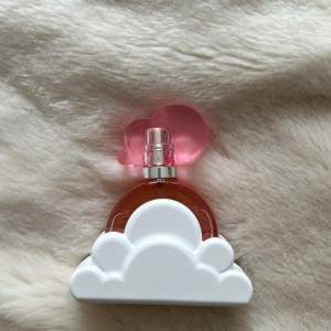 Ariana Grandessa rosa cloud. Har använt lite men nästan hela är kvar, se bild 3. 