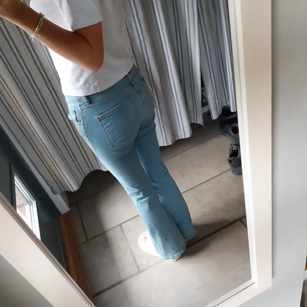 Säljer ett par ljusblå bootcut jeans som är i storlek 34/xs/s.. De är lågmidjade och har en snygg passform som framhäver figuren. De är ifrån lager 157 och är i nysick. Använd köp nu. Ställ gärna frågor och lägg bud. Jeans & Byxor.