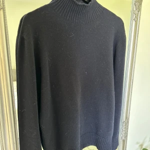 NN07 polotröja - Skön stickad polotröja från NN07, är liten i storleken