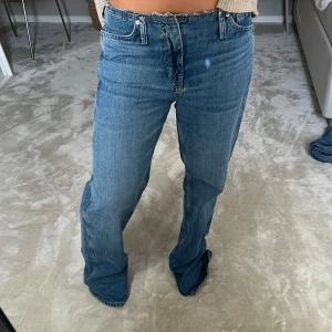 Zara jeans  - Säljer dessa så snygga jeans från zara då dom tyvärr är för långa för mig. (161cm) använda 1 gång Max så i bra skick!! Skriv vid frågor eller intresse🥰