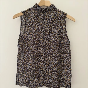 Ganni blus - Jättefin blus som jag köpte på sellpy för 150kr men var tyvärr för liten. Ej använd bara provat. 