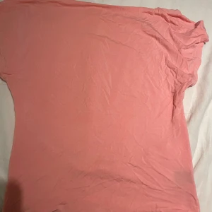 Topp med öppen rygg - Säljer den här nu då den är för liten. Perfekt till om du ska på inspark med neon tema, skit snygg oxå. Den är köpt på SHEIN!!!