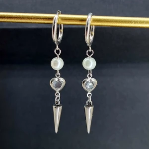 Handgjorda örhängen - Handgjorda örhängen●Material-pärlor  och 100% rostfritt stål ●Örhängeskrokar -rostfritt stål. Nickel fri. Längd -6cm.  Vattentåliga, ändrar inte färgen! 