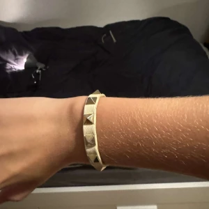Valentino armband - Tjena säljer detta vita valentino armband. Armbandet är lite slitet men det syns inte så mycket när man använder det. För mer bilder eller andra frågor är det bara att skriva! Mvh Isak!
