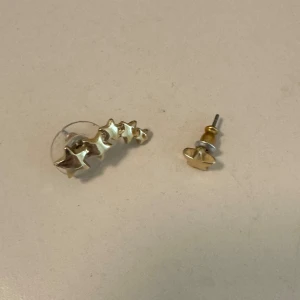 Pilgrim örhängen  - Säljer dessa jättefina örhängen från Pilgrim. Knappt använda så i bra skick🥰