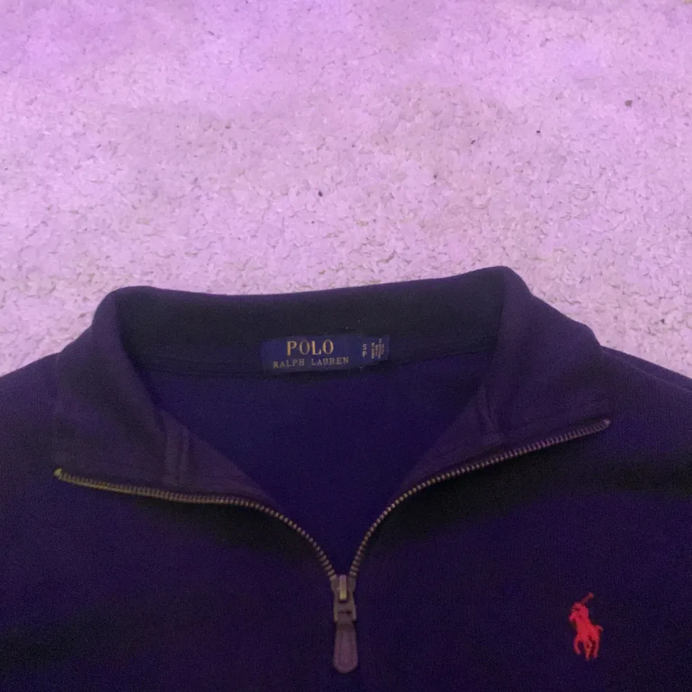 Säljer nu stil ren Ralph Lauren half zip tröja i storlek S, Skick 8/10.  Kontakta gärna vid minsta lilla fråga eller intresse. . Tröjor & Koftor.