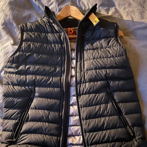 Parajumper väst (svart) - Fint skick, inga defekter eller skador på västen. Använt den fåtal gånger då den inte riktigt gick ihop med min stil. Storlek S.  Finns för 5105kr på farfetch men kan nog hittas för ca 4000kr. Mitt pris är 2499kr.
