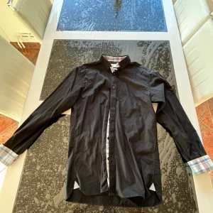 Svart skjorta med rutigt mönster från Jack & Jones - Storlek M men kan även fungera som S, svart färg med rutigt mönster, 8/10 begagnat skick!