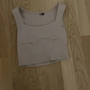  Beige  tröja  - Bra material men gillar den inte. Fickpengar i födelsedags present för typ 1 år sedan och har inte haft på mig den en enda gång  