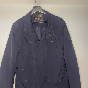Woolrich-jacka - Skick: 4/5 (Använda fåtal gånger) Nypris: 6299kr Färg: Navy blue Strl: M Stilren, passar med allt!