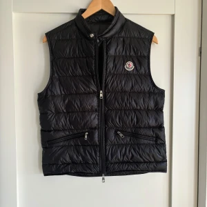 Moncler gui väst  - Säljer min moncler gui väst i storlek 1 äkta såklart köpt på garmsmarket använd Max 3 gånger jätte bra skick 9/10. 