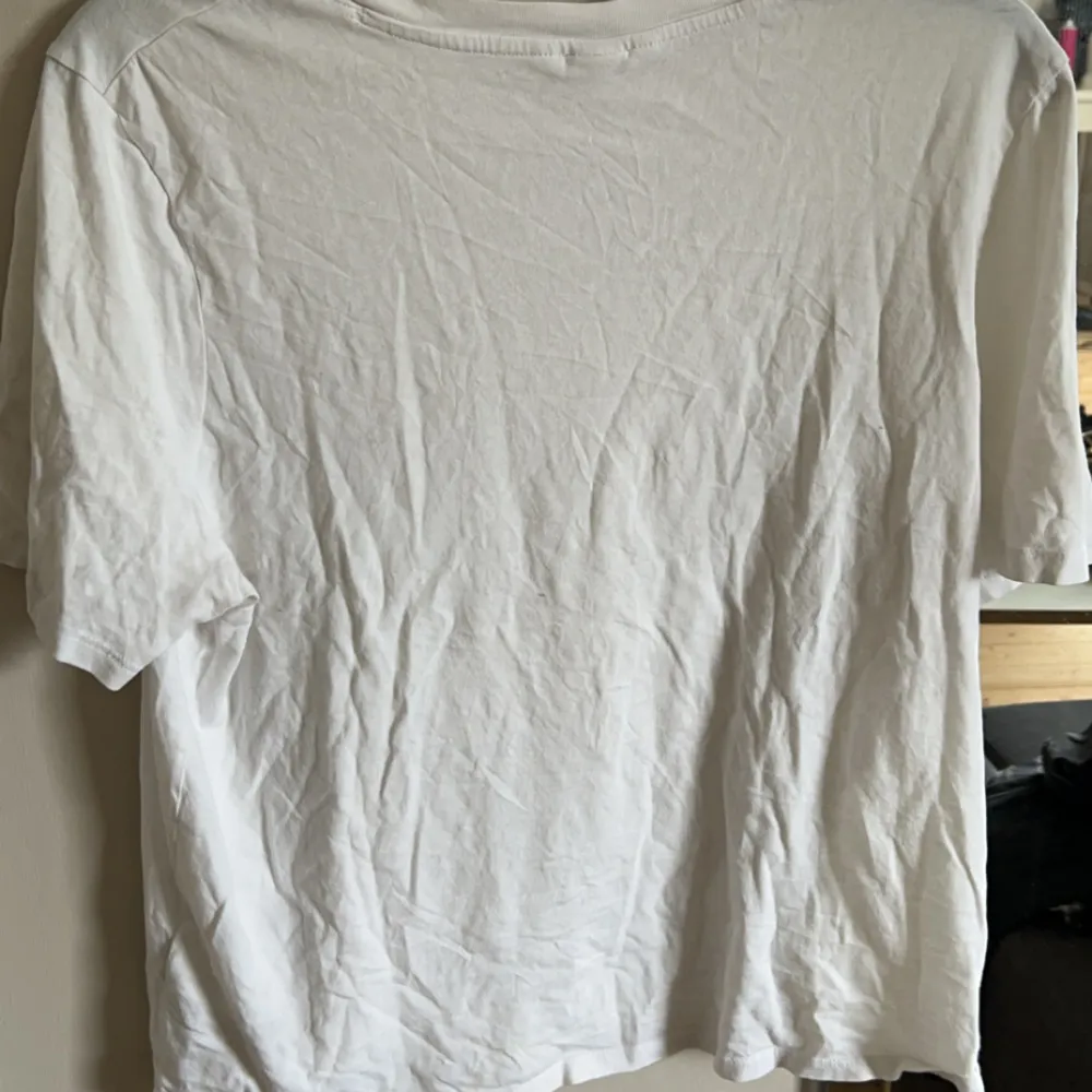 Cool fin t-shirt, skönt material. Använder den ej längre. Tyvärr små fläckar på men går säkert bort med en ordentlig tvätt med vanish. . T-shirts.