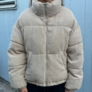 PufferJacka - Supersnygg och varm puffer jacka från GinaTricot💛