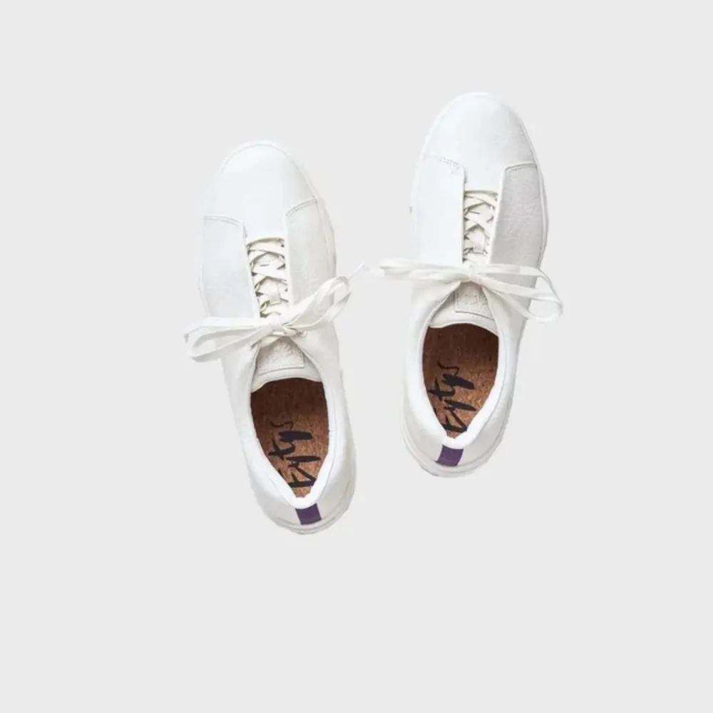 Hej säljer eytys doja suede sneakers tumbled white. De är helt oanvända och aldrig testade. Storlek 39. Kostar 2200 nya😙. Skor.