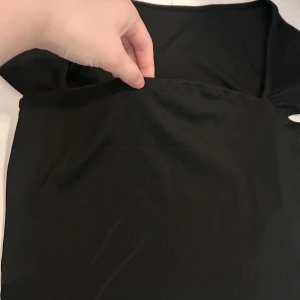 Svart Crop top - Svart crop trop från SHEIN  Armarna är lite småa 