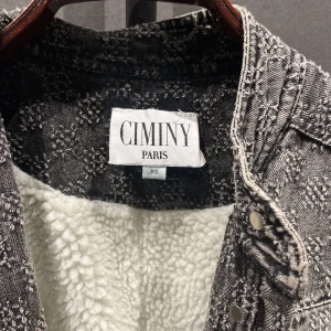 CIMINY jacka !! - Säljer denna jätte gosiga jackan ifrån CIMINY Paris, den är perfekt nu inför vintern, och har ” ull ” innuti passar vad som helst 🌟🌟nypris runt 1900