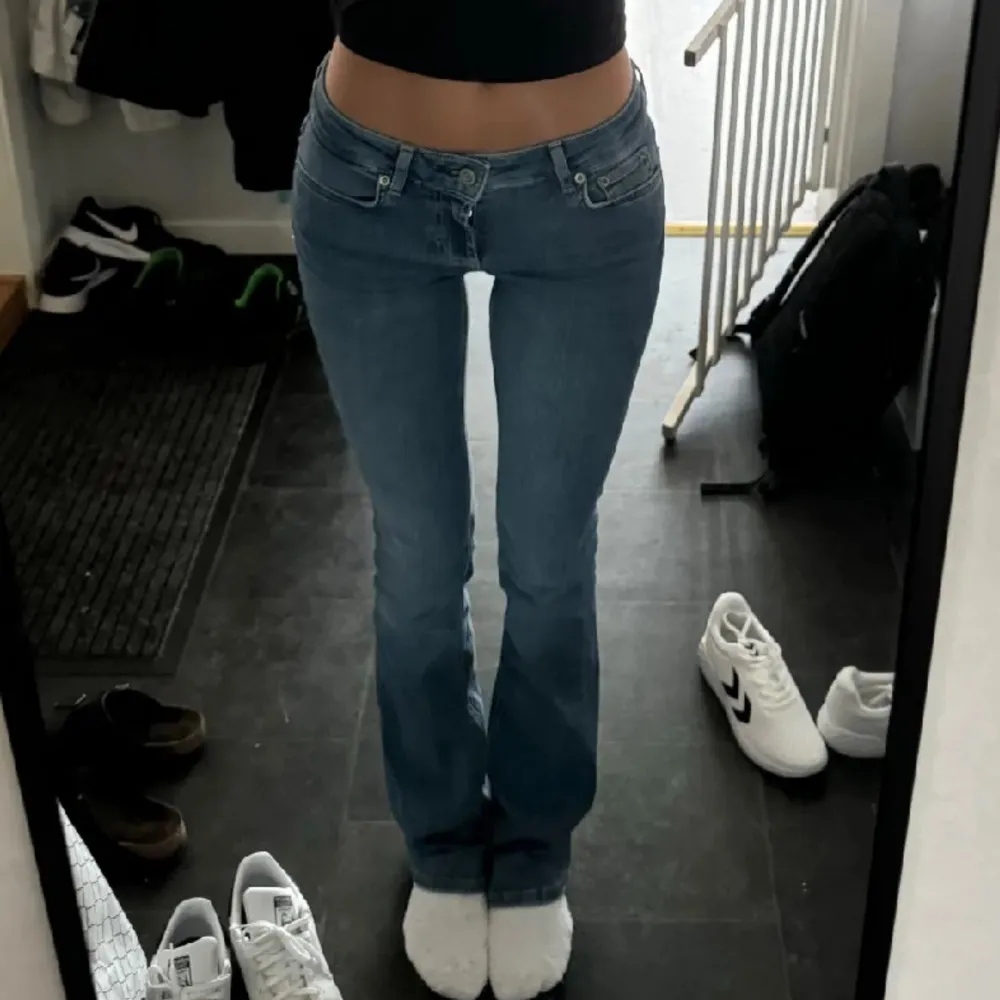 Jättefina jeans från zara i stl 32. Använda endast två-tre ggr utav förra ägaren, alltså i nyskick. Jättesköna men Säljer vidare då de inte passade mig i midjan💗 Hör av er för fler frågor/ bilder . Jeans & Byxor.