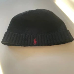 Ralph Lauren Mössa - En helt ny Ralph lauren mössa använda 3 gånger, köptes på Ralph lauren för 600! Säljer för att jag inte använder den, Pris går att diskutera