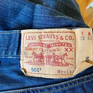 Riktiga vintage Levi’s 501 jeans i mörblå med ljusa detaljer. Använda men väldigt bra skick. Säljer pga de inte passar mig längre.  Strl w29 och L32 . Rak passform