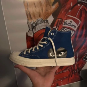 CDG x CONVERSE - Jag säljer mina cdg converse köpta på paul & friends inne på NK. Säljer de pga att de aldrig kommer till användning men annars jätte bra skick :) 