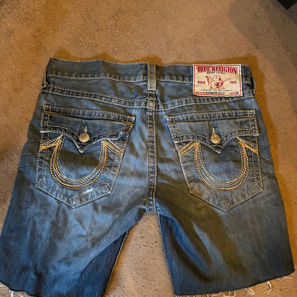 Säljer true religion shorts. Perfekt för sommar. Det står 34 i midjan men de passar mer 36. Skriv gärna frågor och var inte rädd att lägga pris förslag!. Jeans & Byxor.