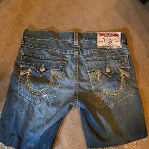 Säljer true religion shorts. Perfekt för sommar. Det står 34 i midjan men de passar mer 36. Skriv gärna frågor och var inte rädd att lägga pris förslag!