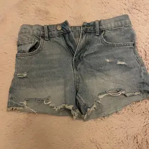 Säljer supersnygga jeansshorts från zara då de är för små för mig, använd 1 gång superbra skick. Storlek 164🥰💘