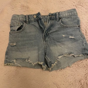 Jeansshorts  - Säljer supersnygga jeansshorts från zara då de är för små för mig, använd 1 gång superbra skick. Storlek 164🥰💘