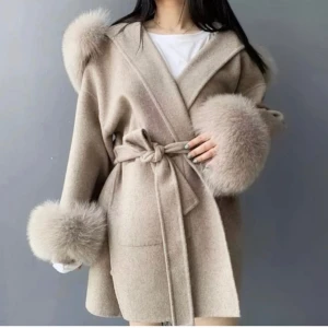 Beige kappa med päls  - Kappa med äkta päls & är i nyskick. Ordinarie pris 4999. Hör av er vid intresse🩷🩷