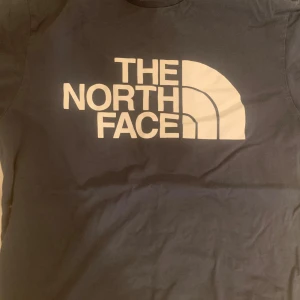 Northface Tshirt - Använd några gånger annars inga problem med tröjan 