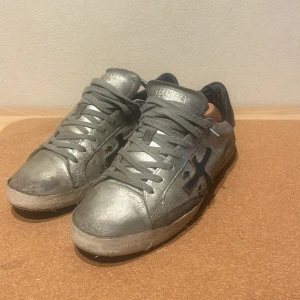 Premiata skor 41/42 - Hej! Säljer nu mina silvriga premiata skor, de är storlek 41 men passar även 42. Skriv om du undrar något:)