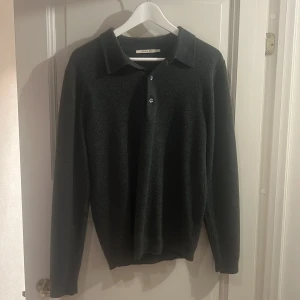 A days march långärmad piké  - Hejsan! Nu finns en grym långärmad piké från a days march i storleken S. Den är 100% merinoull och inte tunn som en t shirt eller piké utan lite tjockare. Skriv om du undrar något😁