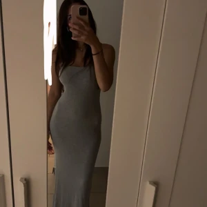 Grå långklänning  - En väldigt liten fläck där fram (se andra bilden) men inget som man lägger märke till så speciellt mycket 