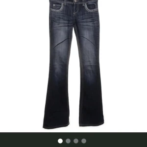 Lågmidjade bootcut jeans - Köpta från sellpy men jag hann aldrig använda de då de är för små. 