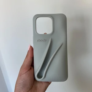 Rhode skal IPhone 14 - Säljer mitt Rhode skal som jag köpte för 3 veckor sen, i storlek för IPhone 14. Köpte fel storlek därav att jag säljer det - Har inte kvar originalförpackningen, men orderbekräftelse från köpet!