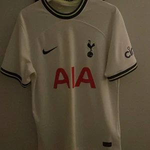 Tottenham hemma kit 22/23  - Säljer denna Dejan kulusevski tröja från säsongen 22/23 då jag inte använder den något mer, inget fel på den använd ett få antal gånger så typ som ny. Hör av er vid frågor/funderingar!