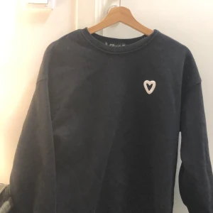 Svart tjock tröja - Svart tjock tröja jätte fin att ha till vintern 