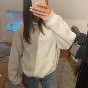 Vit hoodie - Vit hoodie från bikbok i storlek xs, använd mycket förut men inte längre