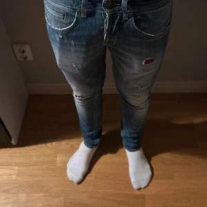 Säljer nu dessa dondup jeans då jag inte använder de längre, de är jättefint skick. Tveka inte på att höra av dig vid funderingar!