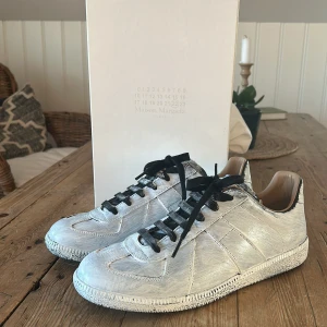 Maison Margiela skor - Säljer dessa riktigt eftertraktade Margiela skorna priset ligger runt 6000-7000kr och jag säljer dessa för 3200 kr. vid frågor är det bara att skriva :)