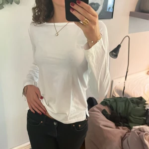 Långärmad topp - Vit topp som sitter löst och skönt med liten slits på sidan. Använd 1 gång.💕