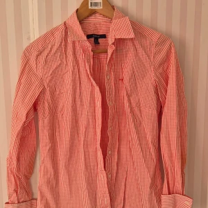 GANT skjorta/blus - Nyskick Färgen är vit och rödorange