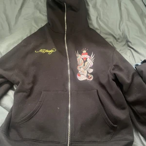 Ed hardy x missguided hoodie - Säljer denna ed Hardy hoodie då jag inte använder den. Köpte den för ca 1,5 år sen och har använt ett fåtal gånger. Tröjan ska va lite overzised