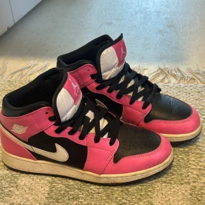 Nike Air Jordan i svart och rosa - Säljer ett par snygga Nike Air Jordan sneakers i färger pinksicle. De är i bra skick och använda väldigt sparsamt.