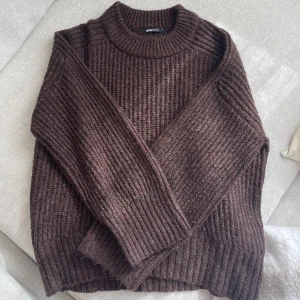 Stickad brun tröja, Gina, S - En brun stickad tröja från Gina i storlek S. Tröjan är väl använd och har tecken på användning.   Säljs för 100.   Köparen står för frakten och varan går ej att returnera🤎