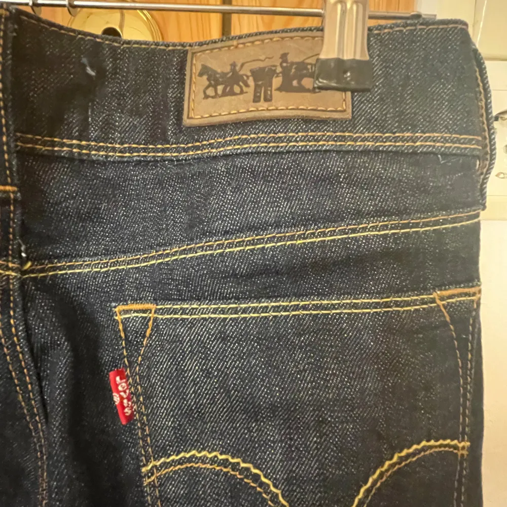 Säljer låmidjade levi jeans! Bra skick men klipta i benen. Storlek 28/32. Skriv för egna bilder. 😊😊. Jeans & Byxor.