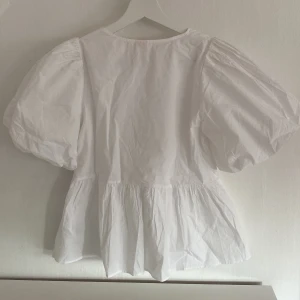 Vit blus  - Säljer denna jättegulliga blusen med puffiga armar och knyt där fram. Helt oanvänd då det var fel storlek. Skriv gärna för fler bilder. 💗