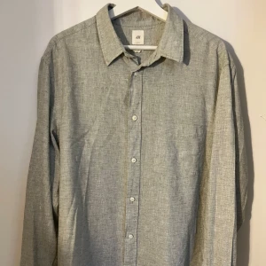 Grön linneskjorta - Linneskjorta från H&M i stl L, mycket bra skick!