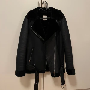 Jacka med svart teddymaterial - Storlek S, normal i storlek. Använd endast ett fåtal gånger.   Nypris 1099 kronor.