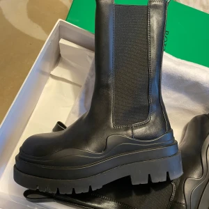 Bottega veneta tire boots - Bottega veneta tire boots i äkta skinn. Köpta på tradera för 3500 kr men kvitto saknas därav lågt pris. Säljes pga används inte. Aldrig använda, helt nya. Storlek 37. 